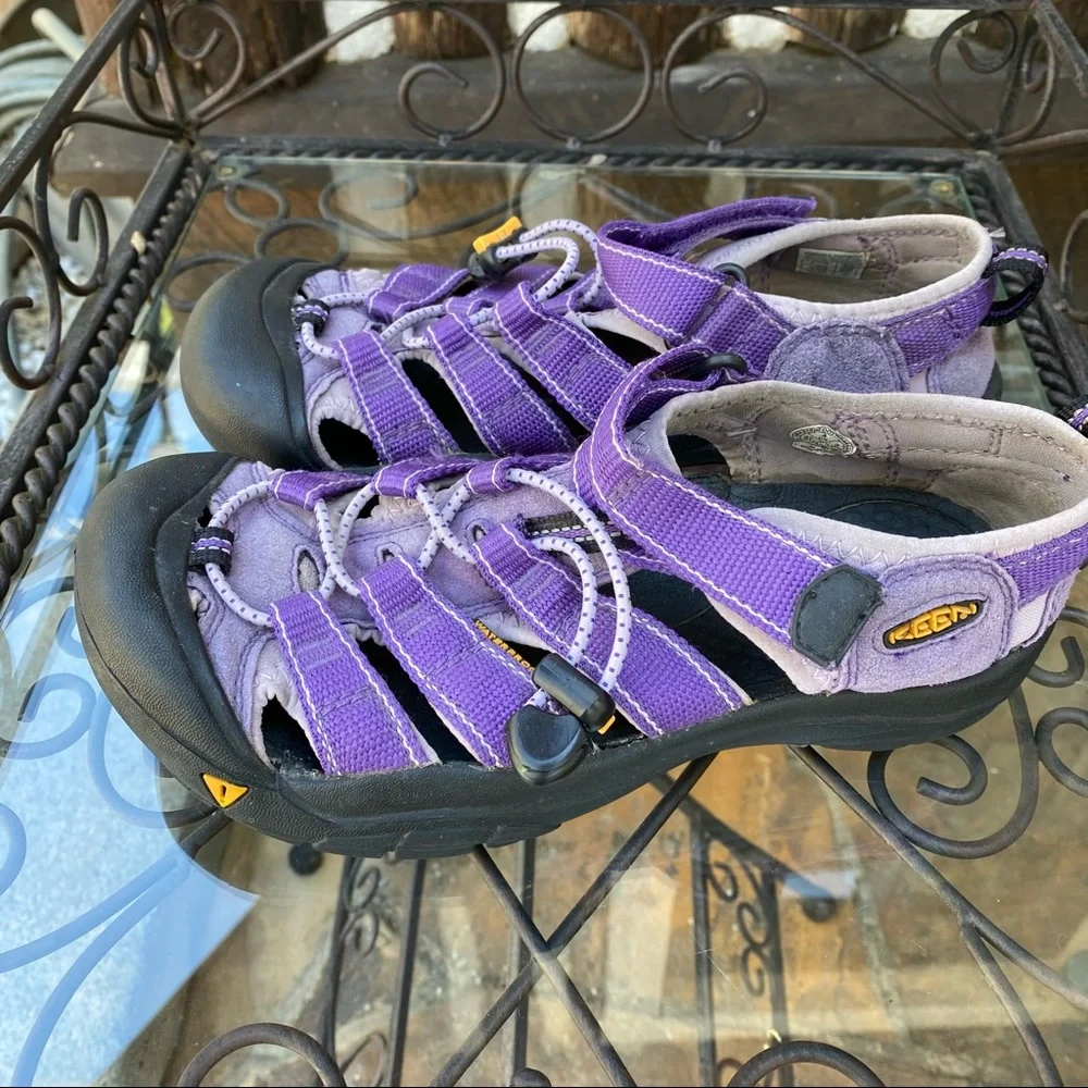 Girls Size 4 KEEN Purple Water Sandals Almost New!‎